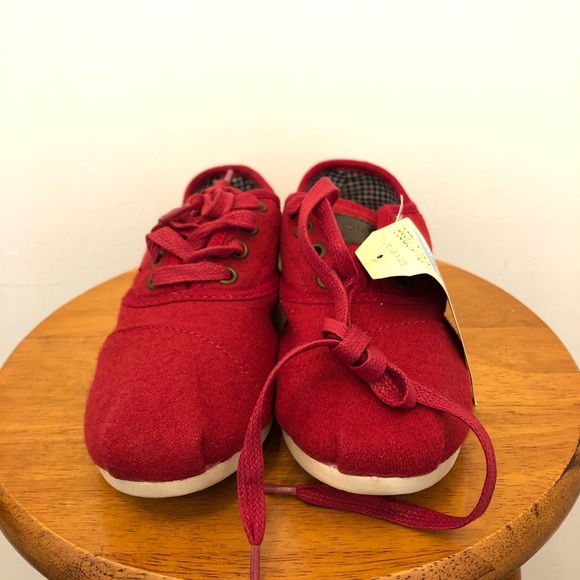 Brand new Toms red wool flannel shoes, US 6 - Picture 2 of 6